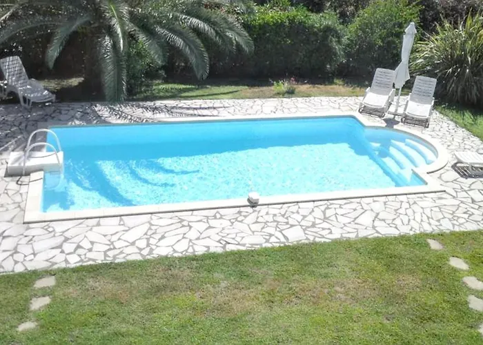 Reposante A Avec Piscine Privee Et Jardin Solaro
