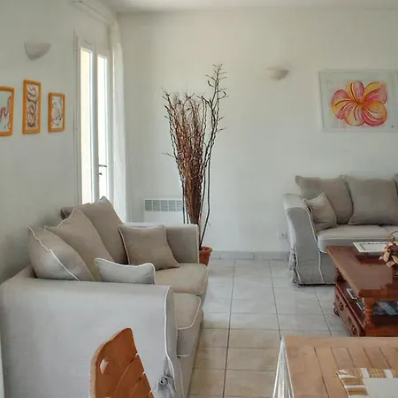 Reposante à Avec Piscine Privée Et Jardin