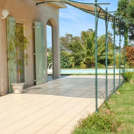 Reposante à Avec Piscine Privée Et Jardin