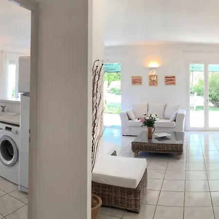 Reposante à Avec Piscine Privée Et Jardin Solaro
