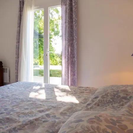 Reposante à Avec Piscine Privée Et Jardin