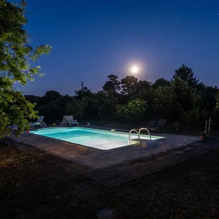 Reposante à Avec Piscine Privée Et Jardin